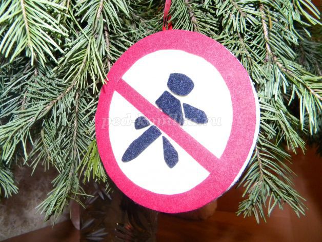 Дорожные знаки на новогодней елке поделка
